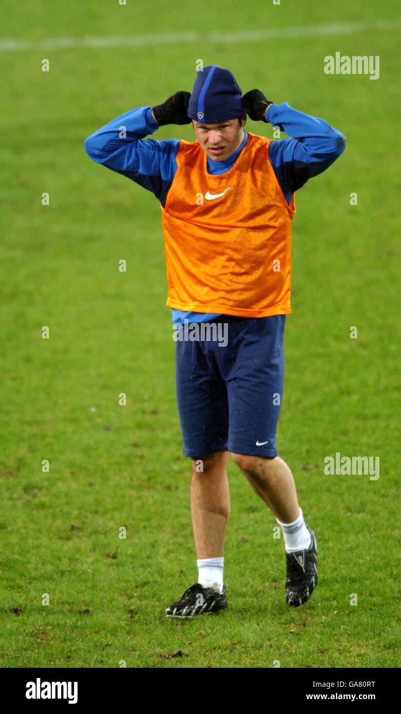 PA PHOTOS / AAP- UK USE ONLY : Australian soccer star Harry Kewell during a  training run with his club Leeds United at Victoria Park, the home of the  Australian Rules Football