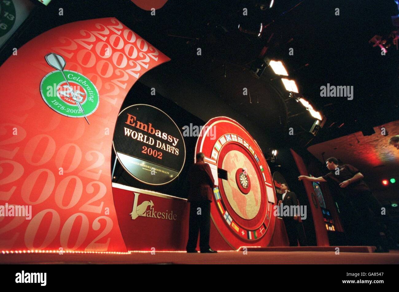 Darts - Embassy World Darts Championship - Frimley Green. A general view of  the arena with Tony David at the oche Stock Photo - Alamy