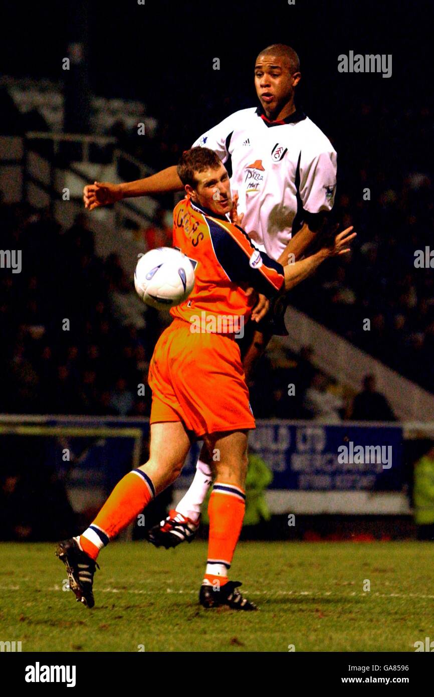 Soccer - AXA FA Cup - Third Round Replay - Fulham v Wycombe Wanderers. Fulham's Zat Knight gets in a header against Wycombe Wanderers' Dannie Bulman Stock Photo