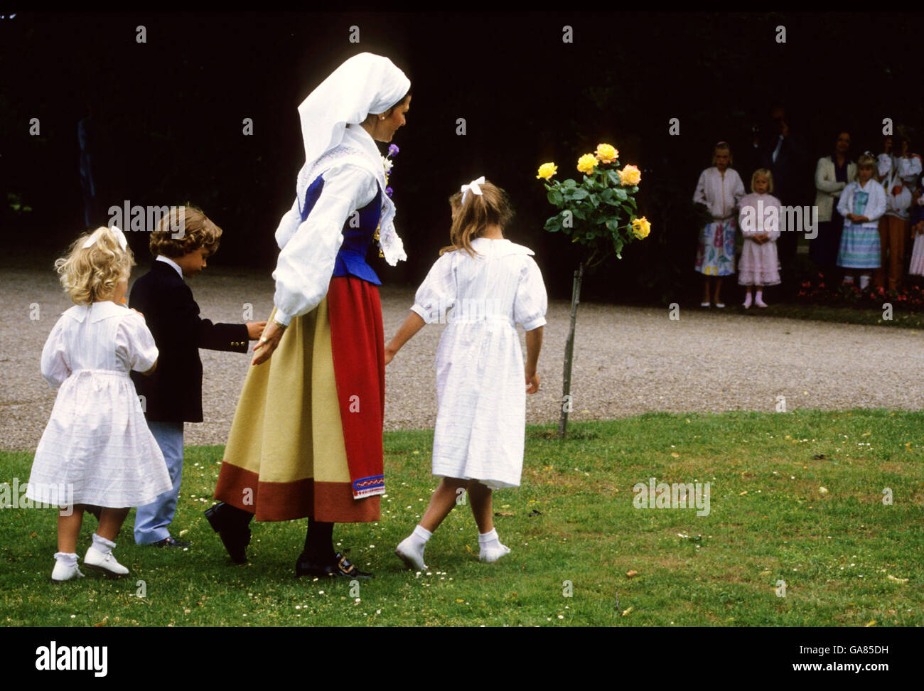 QUEENE SILVIA in costume with the kids on Öland Stock Photo