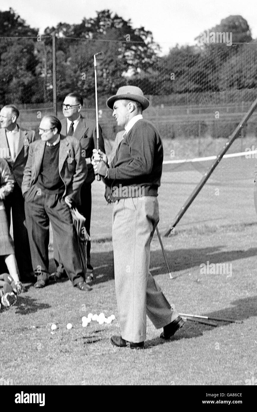 Golf - Ryder Cup - Great Britain v USA - Wentworth - Practice. Sam Snead practises his chipping Stock Photo