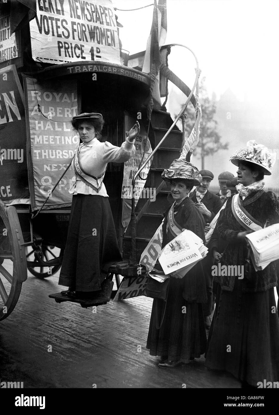 Politics, Suffragettes, 1908. Bus conductor Miss B Ayrton, with other Suffragettes. Stock Photo