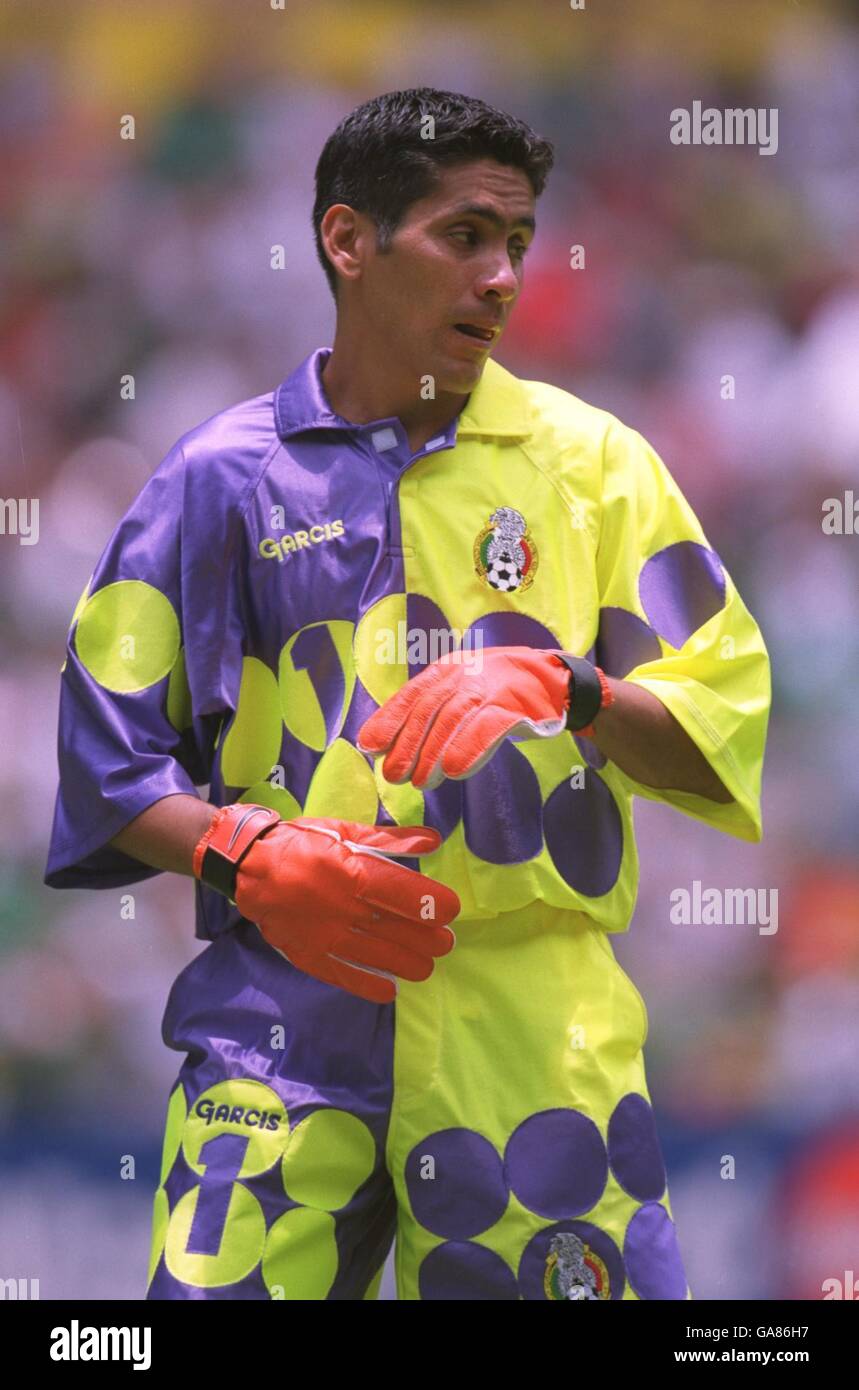 Soccer - Confederations Cup Mexico 1999 - USA v Mexico. Jorge Campos, Mexico goalkeeper Stock Photo