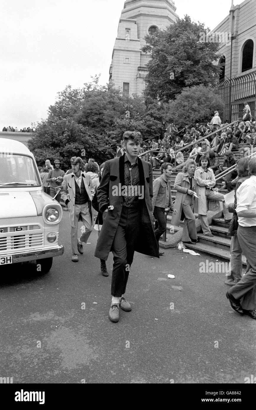 Music - Rock n Roll Revival Concert - Wembley. A 'Teddy Boy' making his way to the Rock 'n' Roll concert at Wembley Stadium. Stock Photo