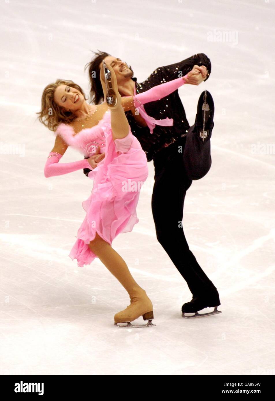 Bir yigit navbat bilan bir nechta ayolni yalaydi