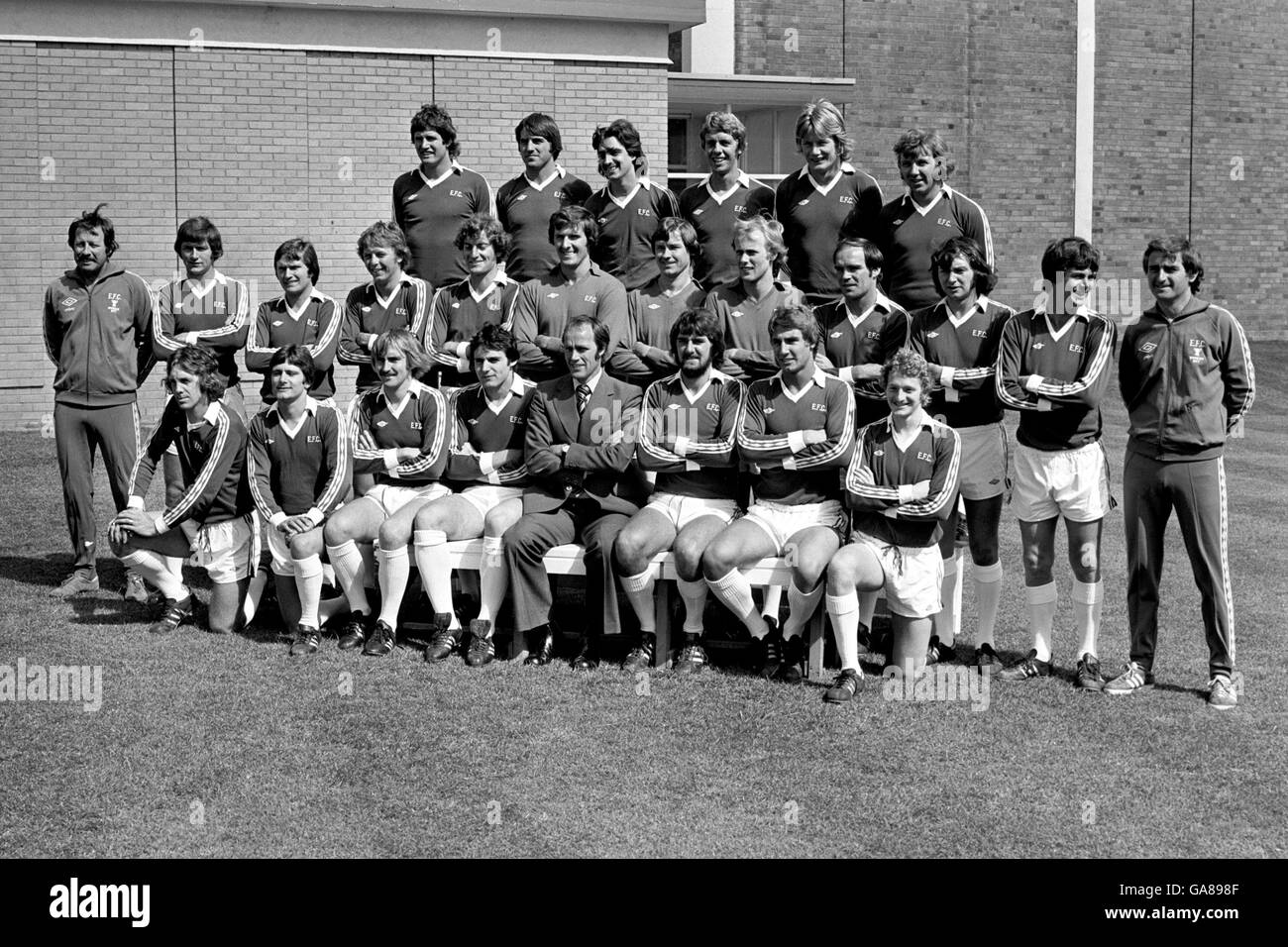 Lined up ready for the 1977/78 season are First Division Everton Football Club. (Back row l-r) Mick Lyons, Bob Latchford, David Smallman, Jim Pearson, Ken McNaught and Mick Bernard. (Middle row, l-r) Steve Burtenshaw (coach), Bruce Rioch, Ron Goodlass, Andy King, Martin Dobson, Dai Davies, Dave Lawson, Andrew Brand, Terry Darracott, George Telfer, Duncan McKenzie and Jim McGregor (physiotherapist). (Front row, l-r) Mike Prejic, Mick Buckley, Steve Seargent, Dave Jones, Gordon Lee (manager), Roger Kenyon, Mark Higgins and Neil Robinson. Stock Photo