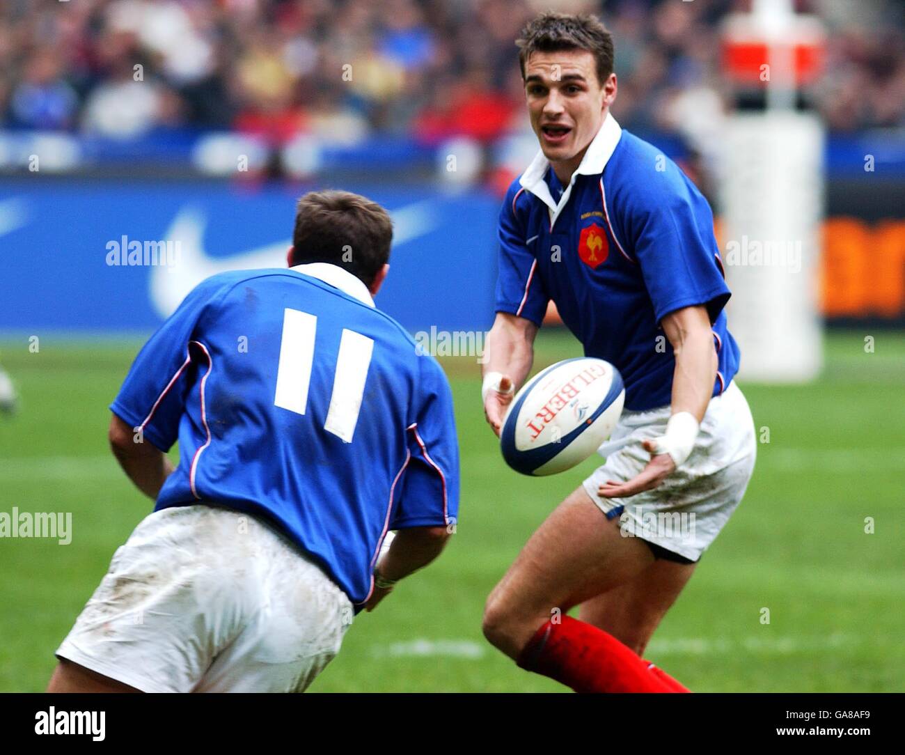 Rugby Union - Lloyds TSB Six Nations Championship - France v England. France's Nicolas Brusque passes the ball to David Bory against England Stock Photo