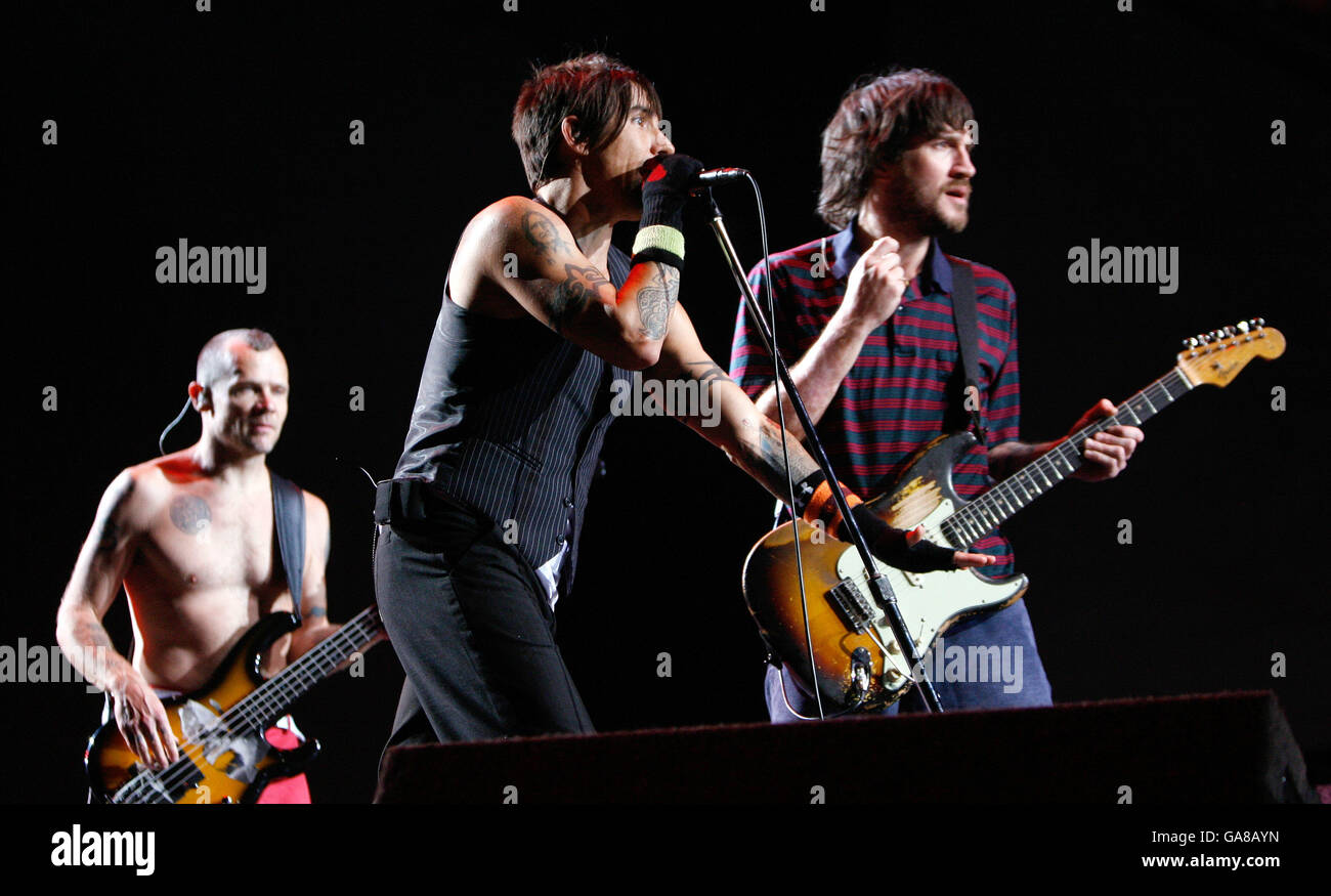EDITORIAL USE / : (left-right) Flea, Anthony Kiedis and John Frusciante of the Red Hot Chili Peppers performing on the Main Stage at the 2007 Carling Reading Festival in Reading, Berkshire. Stock Photo
