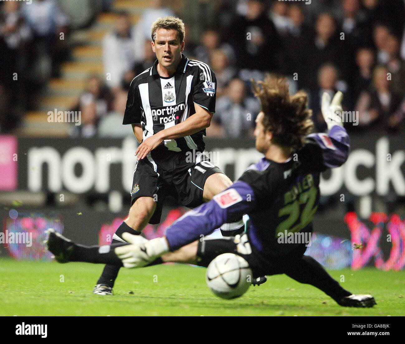 Soccer - Carling Cup - Second Round - Newcastle United v Barnsley - St James Park Stock Photo