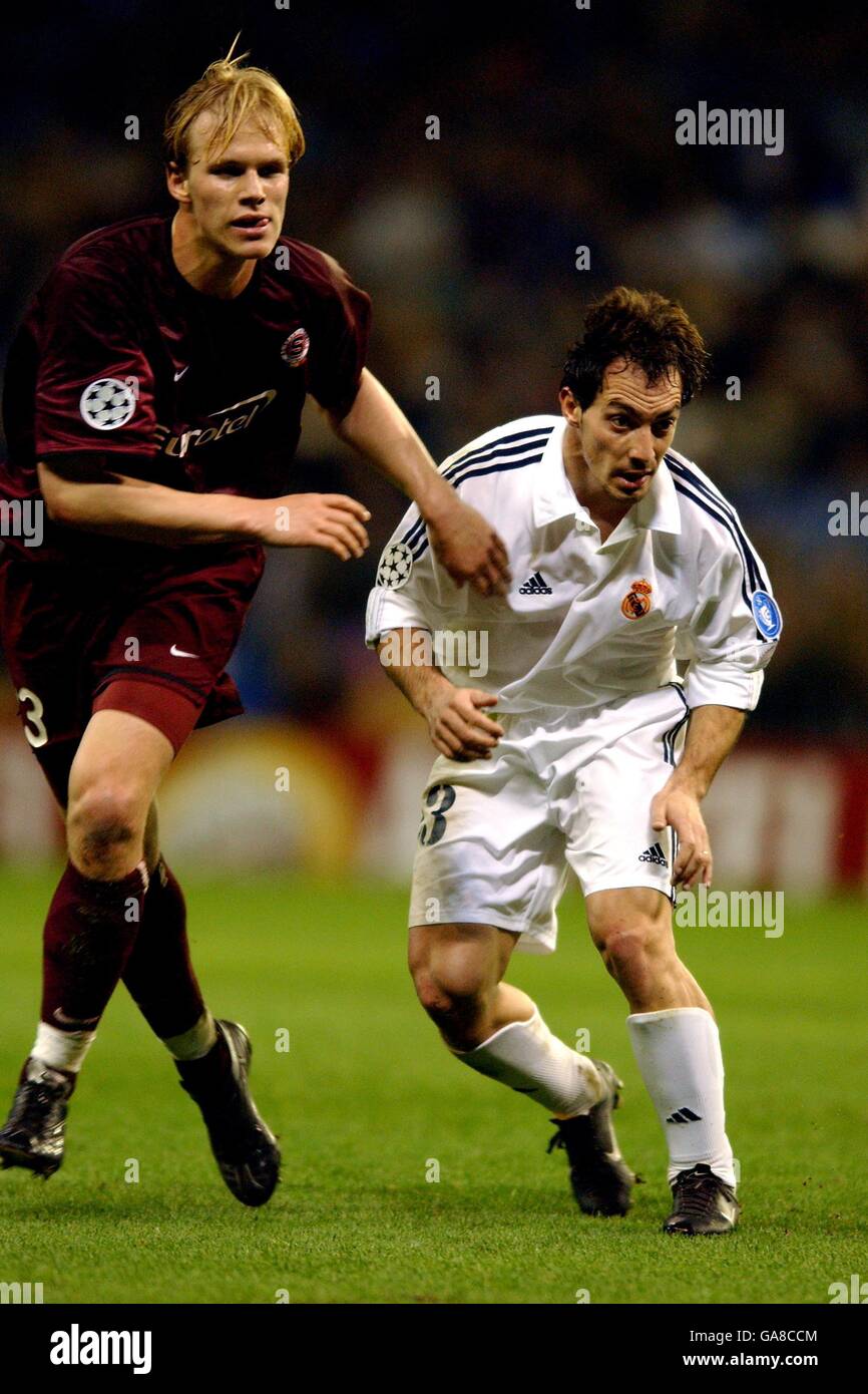 Soccer - UEFA Champions League - Group C - Real Madrid v Sparta Prague.  Real Madrid's Pedro Munitis (r) and Sparta Prague's Martin Klein keep their  eyes on the ball Stock Photo - Alamy