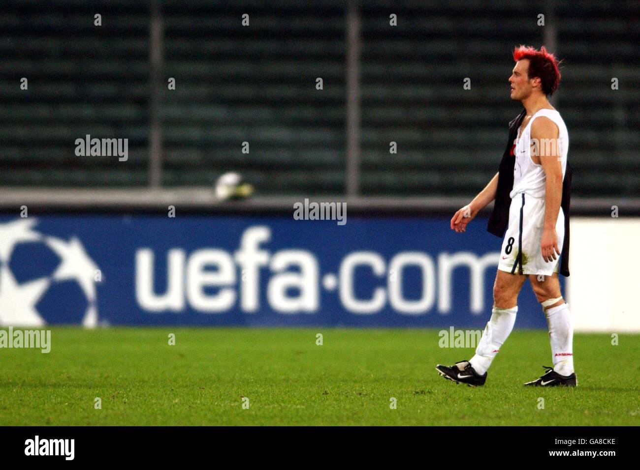 Soccer - UEFA Champions League - Group D - Juventus v Arsenal. Arsenal's Fredrik Ljungberg walks off the field dejected as his team are knocked out of the UEFA Champions League Stock Photo