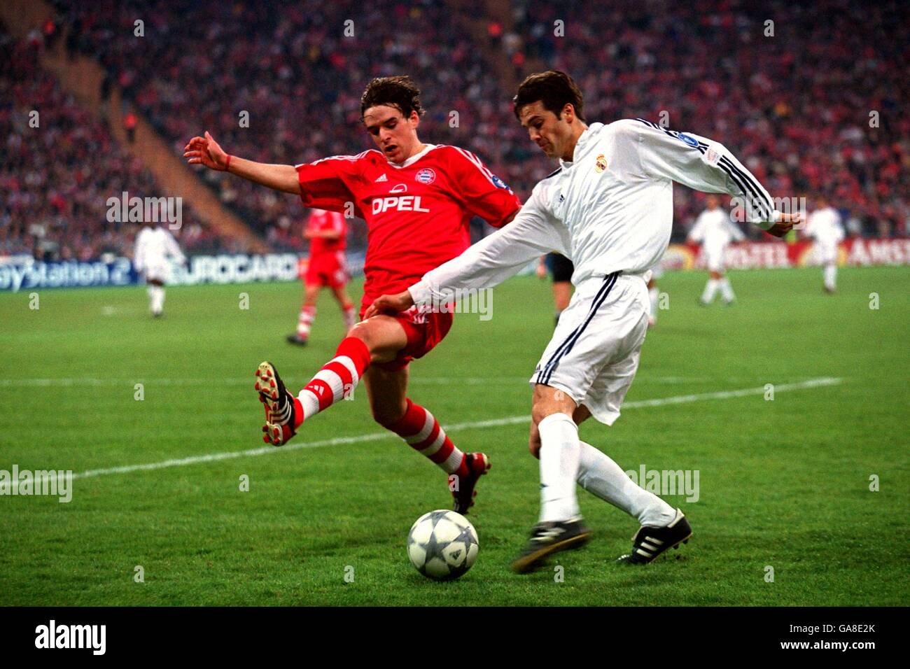 Soccer - UEFA Champions League - Quarter Final - First Leg - Bayern Munich v Real Madrid. Real Madrid's Santiago Solari (r) tries to cross the ball under pressure from Bayern Munich's Owen Hargreaves (l) Stock Photo