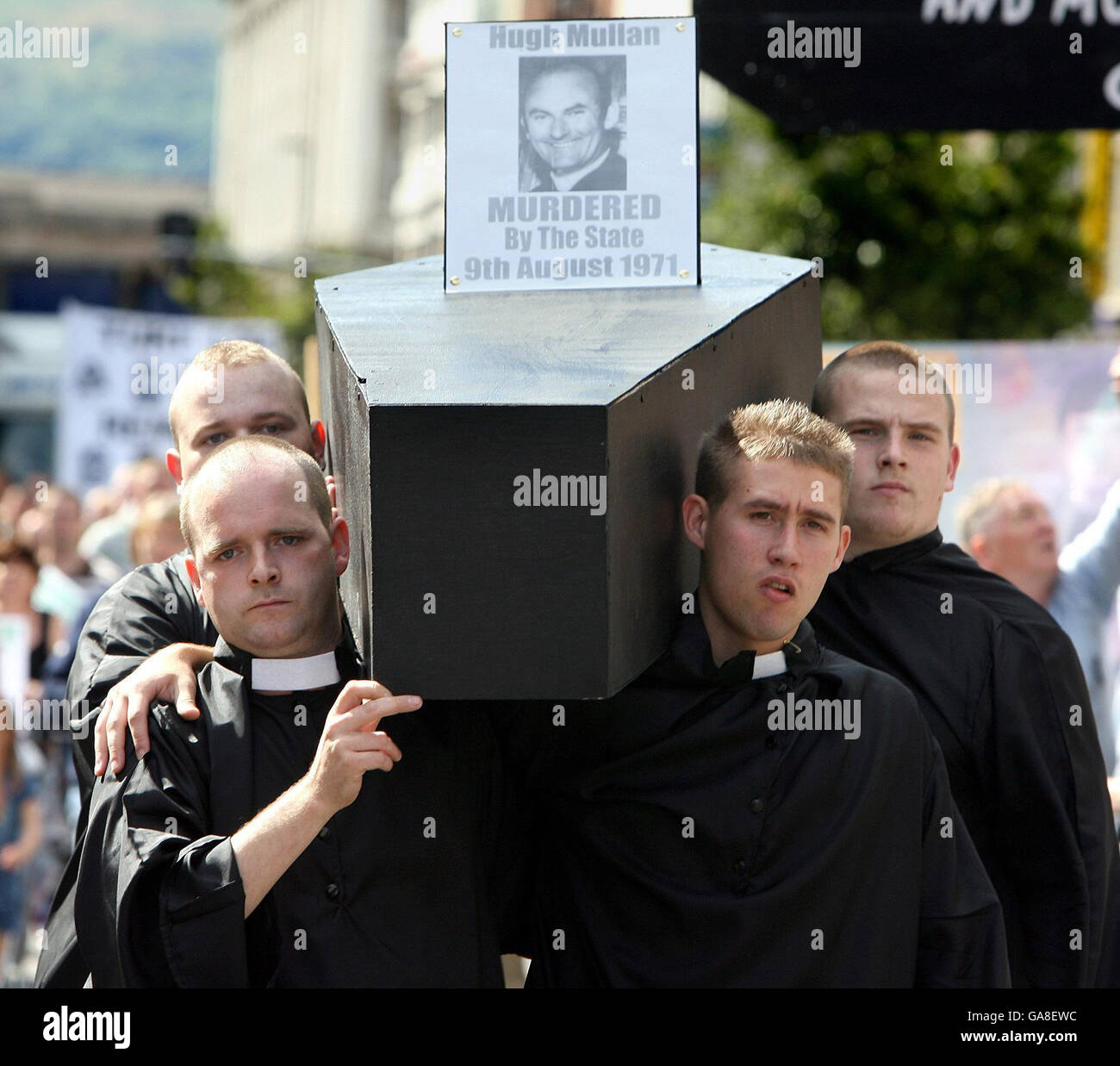 Republican protest march - Belfast Stock Photo - Alamy