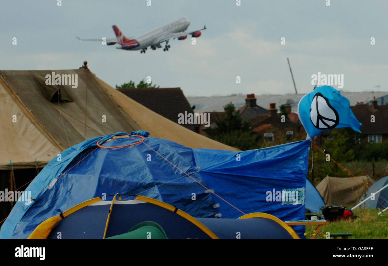 Protestors against a third runway at Heathrow airport establish their protest camp prior to a planned day of action next Sunday against the 'root causes' of climate change. Stock Photo