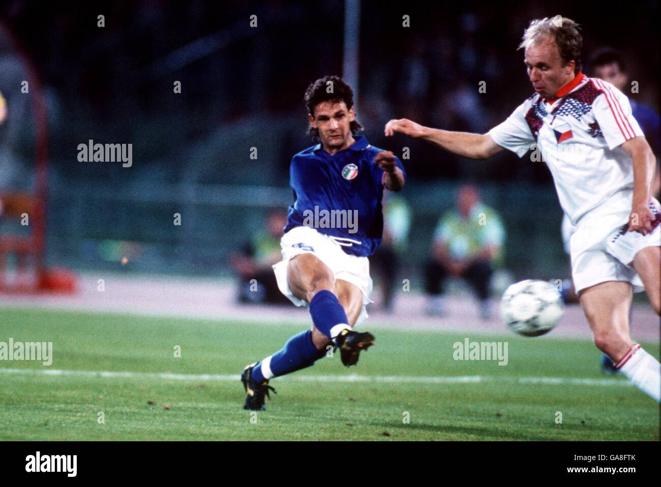 Roberto baggio italy 1994 hi-res stock photography and images - Alamy