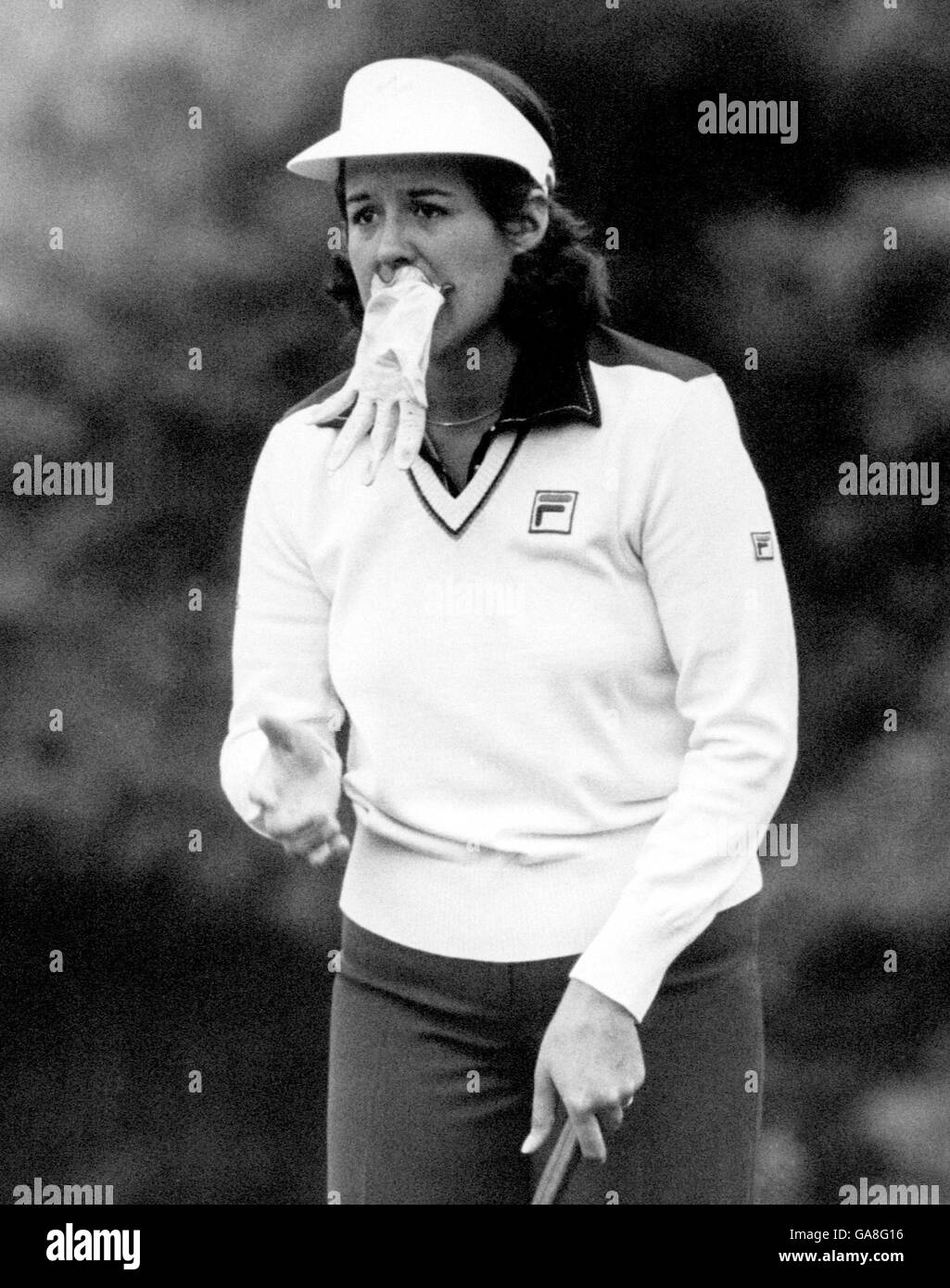 Golf - Colgate Ladies' Tournament - Sunningdale. Nancy Lopez holds her glove in her mouth as she waits to catch a golf ball Stock Photo