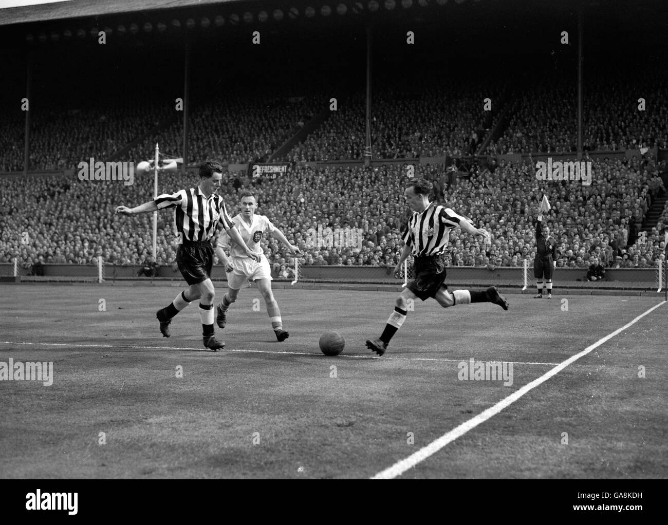 Wembley4dan football empire stadium pitch full length action hires stock photography and images