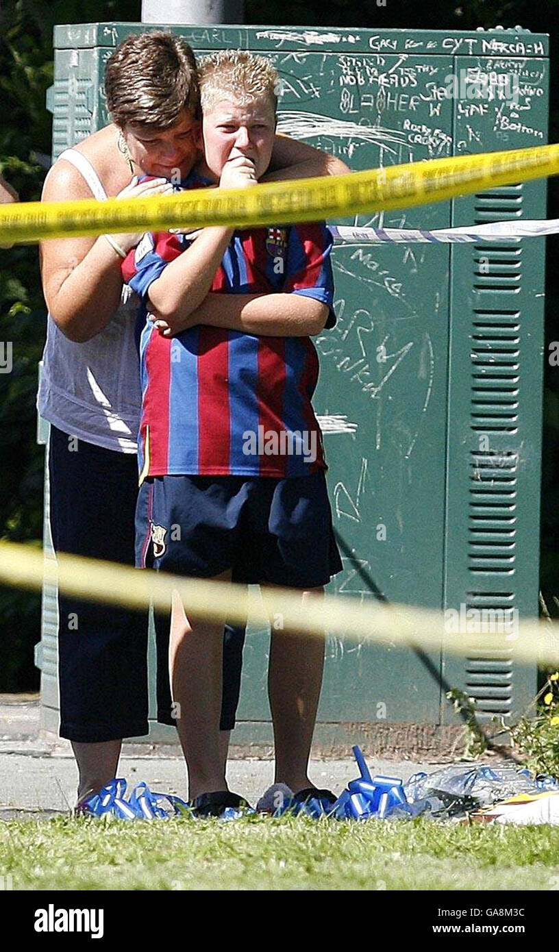 Friends outside the fir tree pub in croxteth hires stock photography