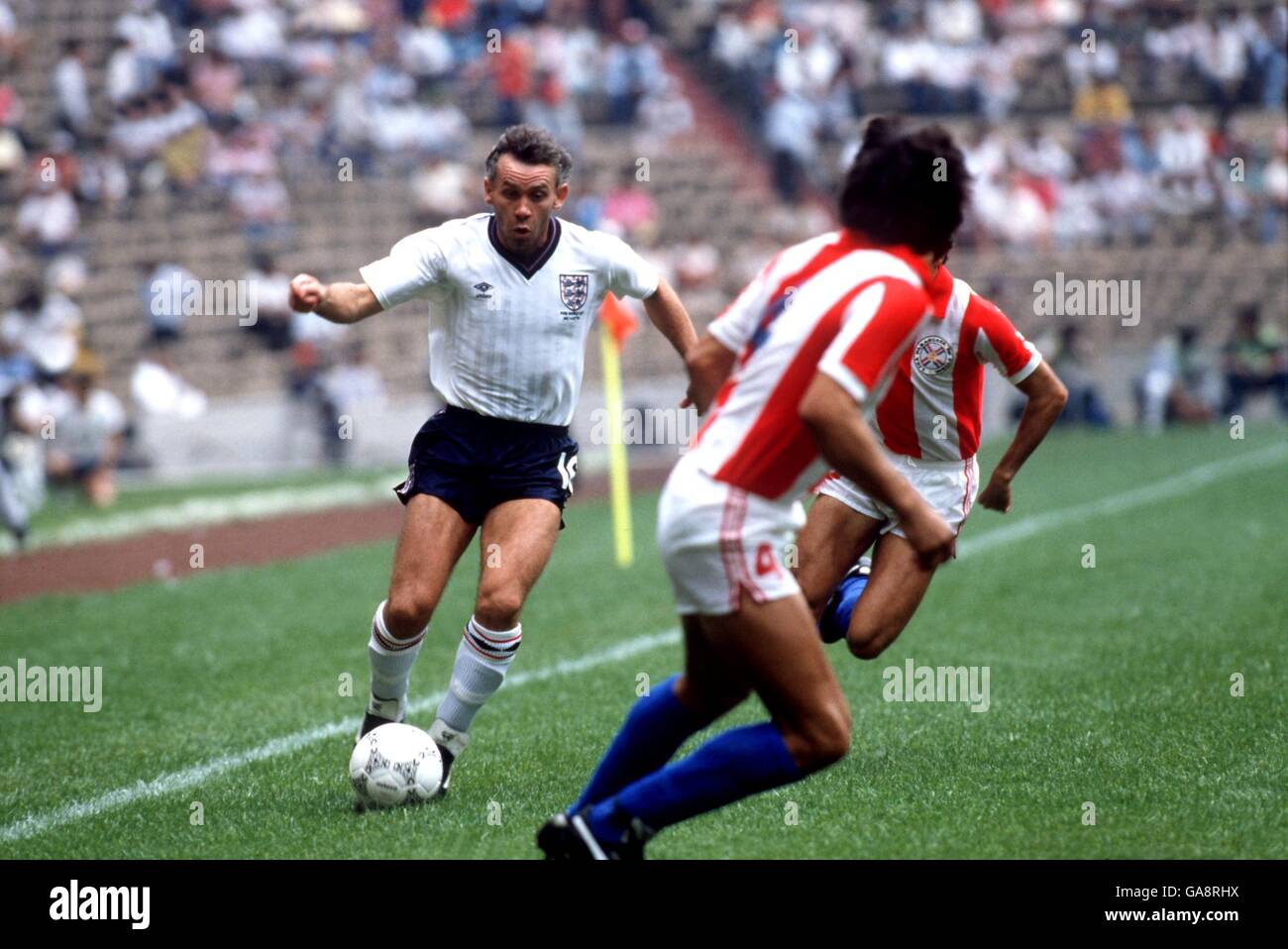 Soccer world cup mexico 86 second round england v paraguay hires stock