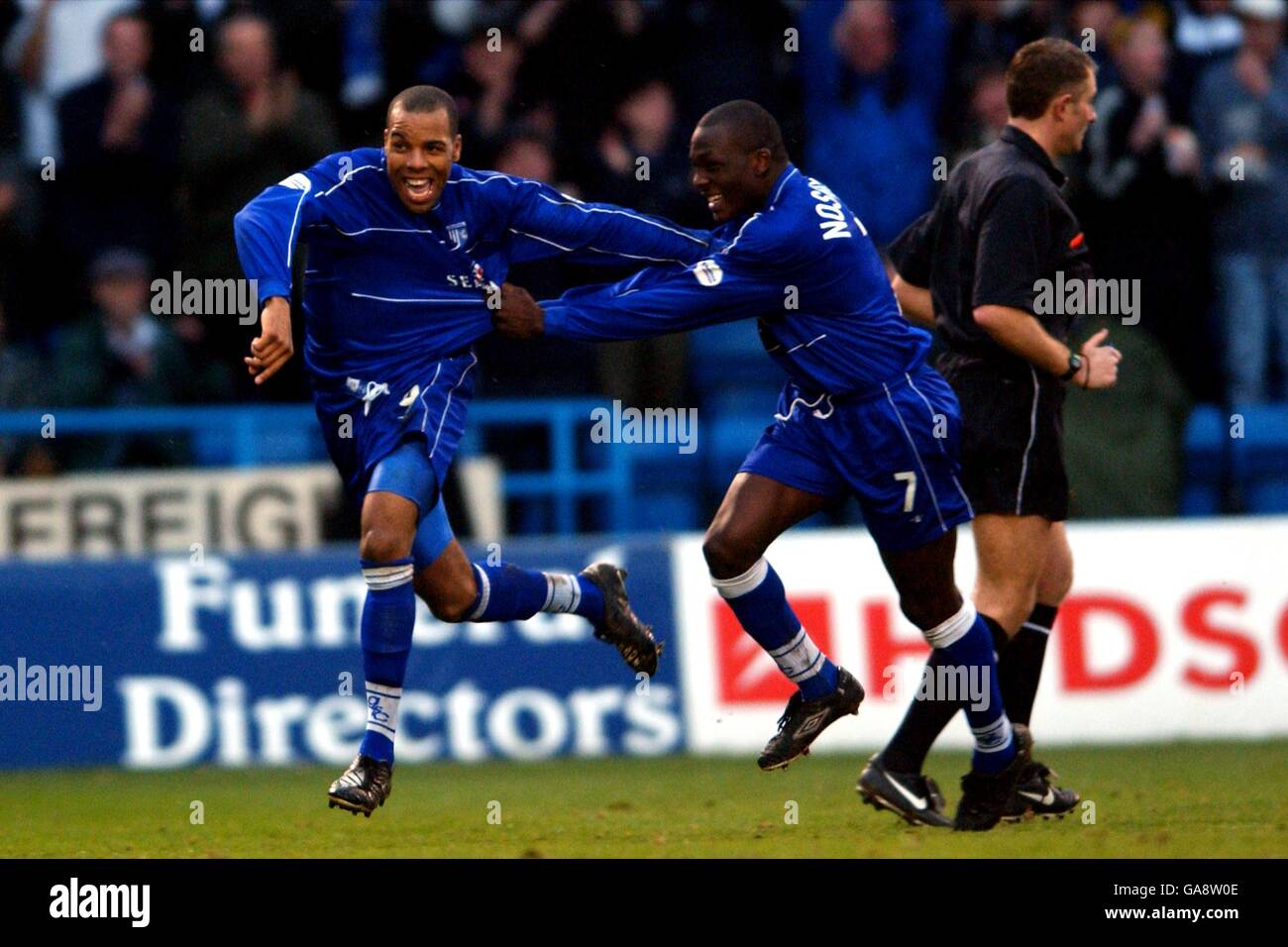 Gillingham's Marlon King (l) celebrates scoring the equalising goal
