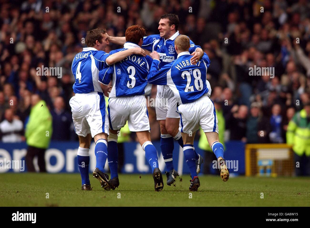 Soccer - FA Barclaycard Premiership - Everton v Fulham. Everton's David Unsworth celebrates after scoring after 27 seconds with his team mates Stock Photo