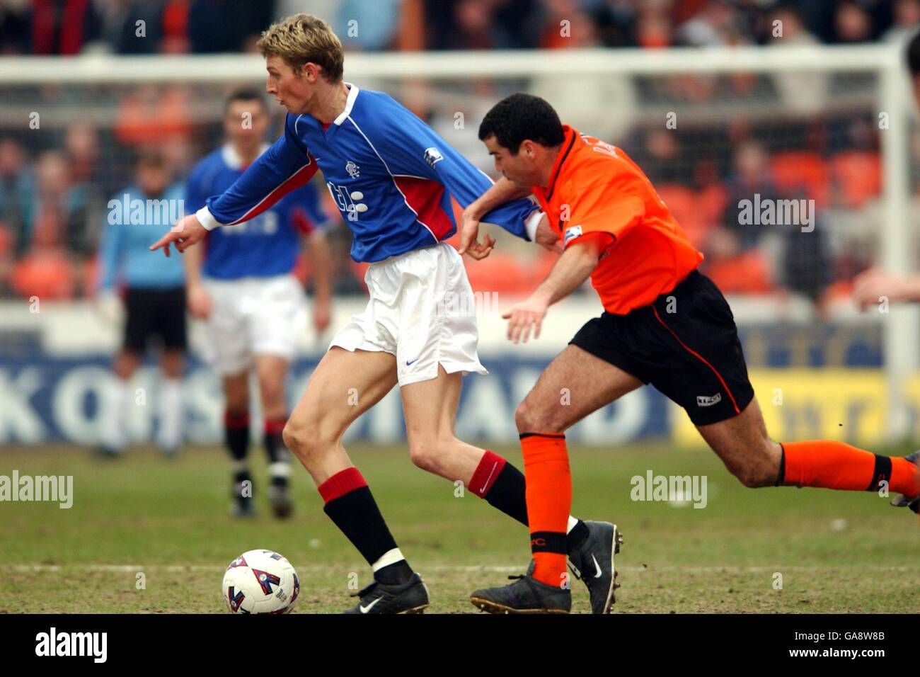 Soccer - Bank Of Scotland Premier Division - Dundee United v Rangers. Dundee United's David Hannah (r) puts Rangers' Tore Andre Flo (l) under pressure Stock Photo