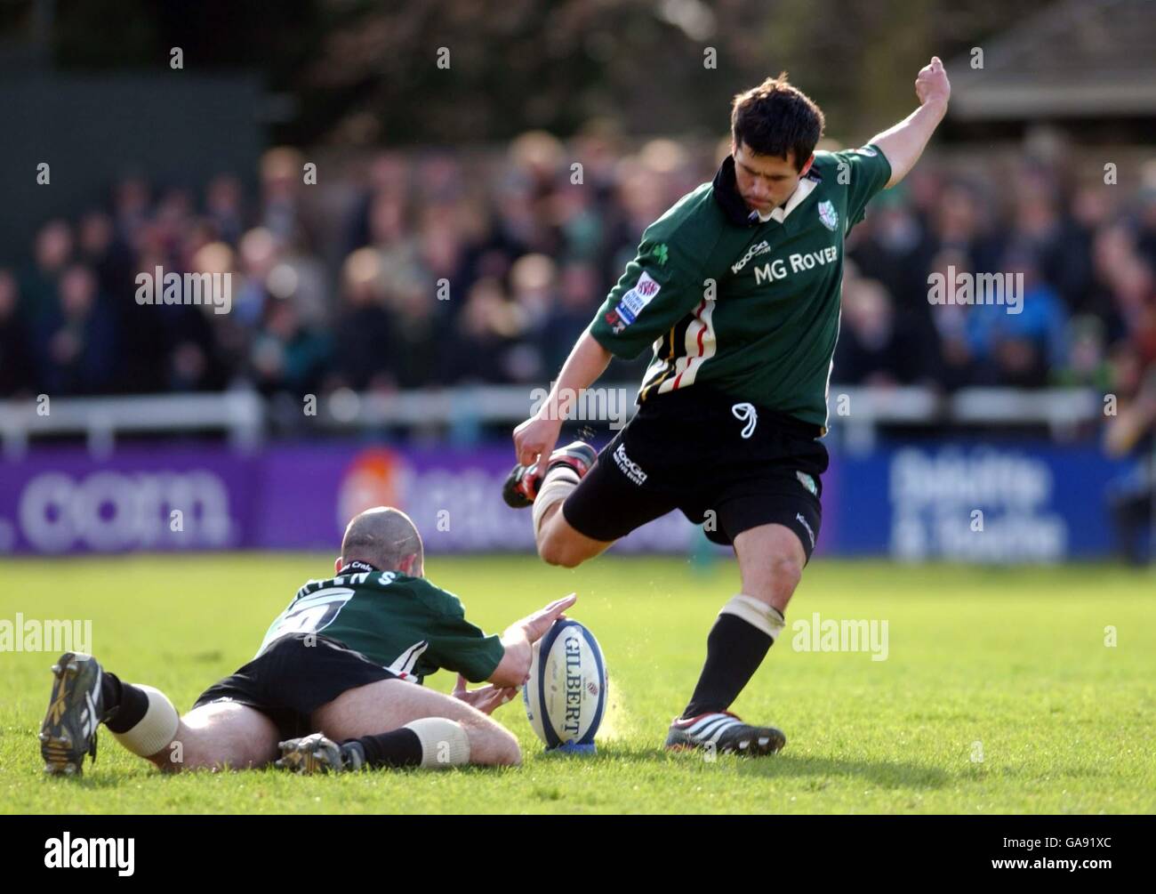 London Irish's Hentie Martens holds the ball against the wind for Barry  Everitt against the NEC Harlequins Stock Photo - Alamy
