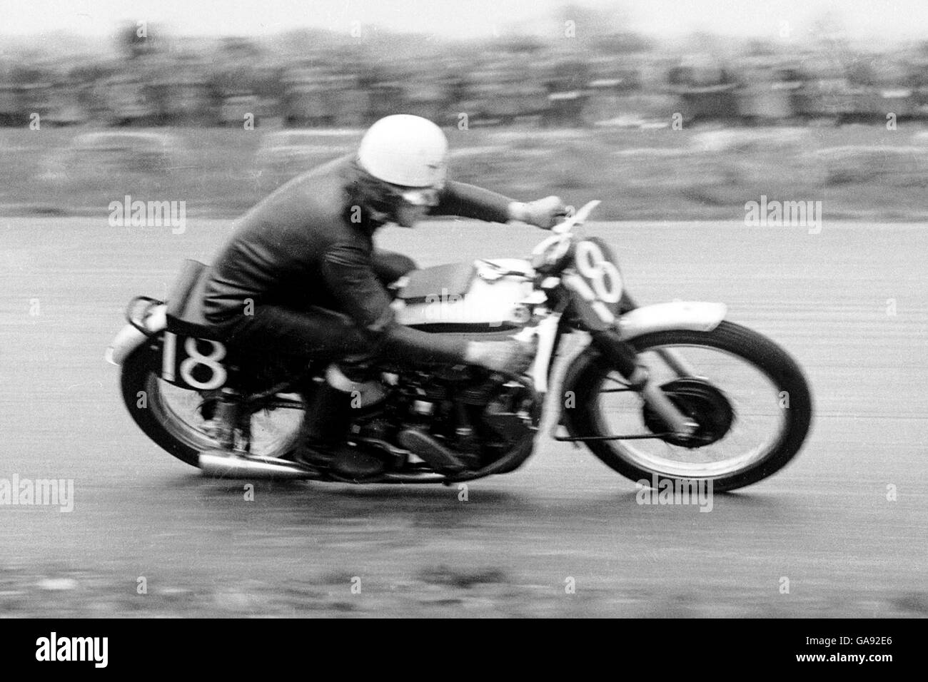 Motor Cycling - Silverstone. Geoff Duke in action on his Norton Stock Photo