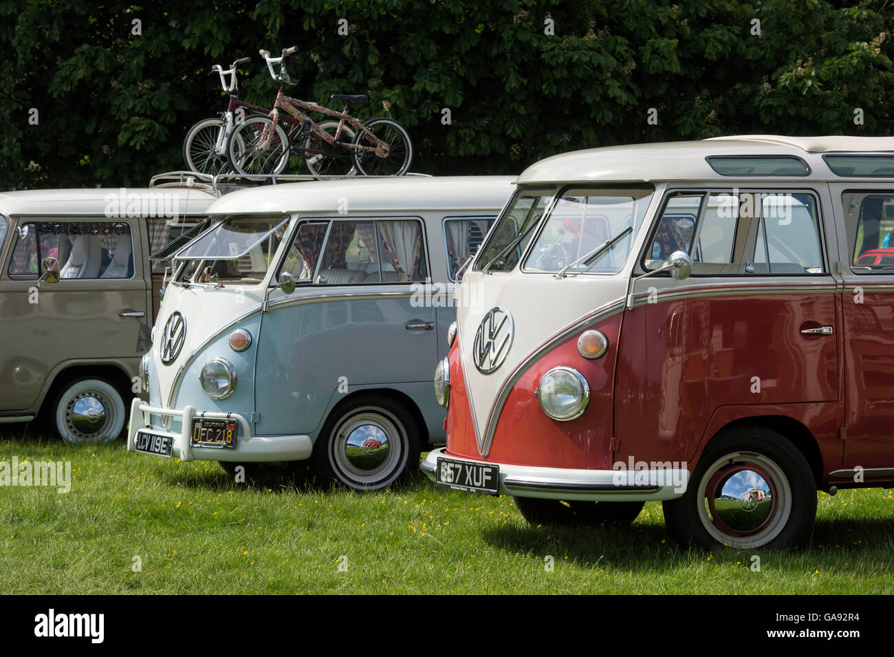 Line of VW Split Screen Volkswagen camper vans at a VW show. England ...