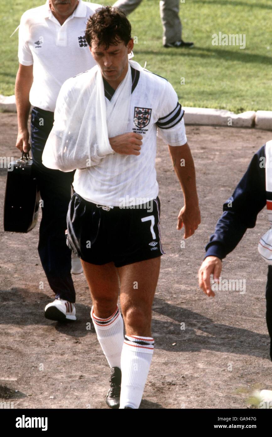 Soccer - World Cup Mexico 86 - Group F - England v Morocco. England's Bryan Robson walks off after dislocating his shoulder Stock Photo