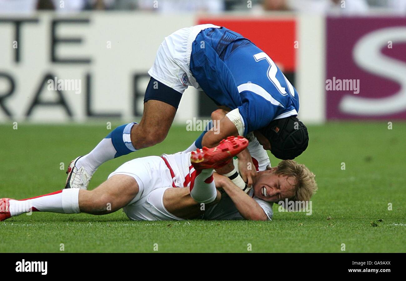 Rugby Union - IRB Rugby World Cup 2007 - Pool A - England v Samoa - Stade de la Beaujoire. England's Mathew Tait battles for the ball with Samoa's Brian Lima Stock Photo