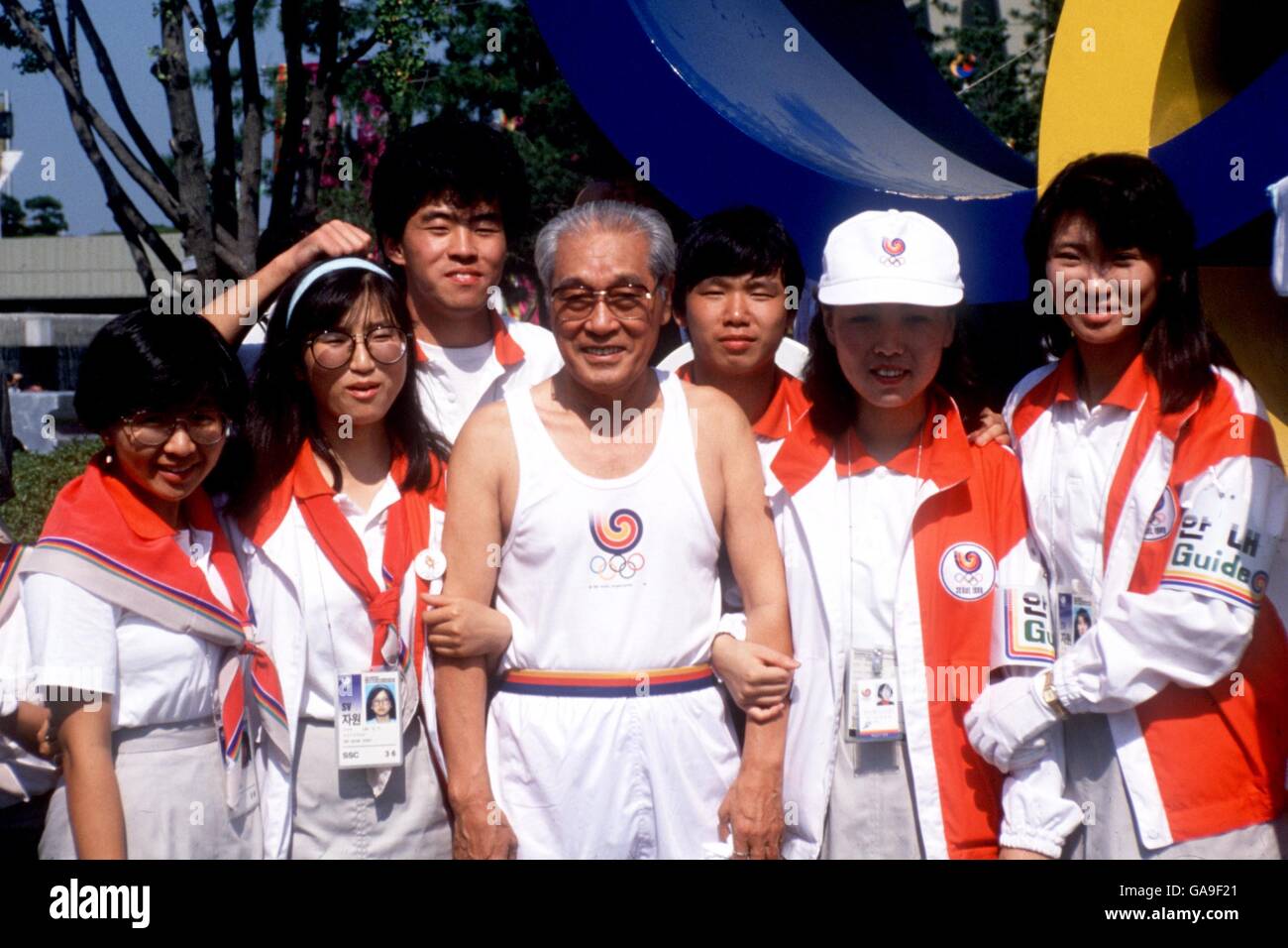 Sohn Kee-Chung (c, 1936 Olympic Marathon gold medallist), at 76 the oldest torch bearer for the Seoul Olympics, with some fans of his Stock Photo