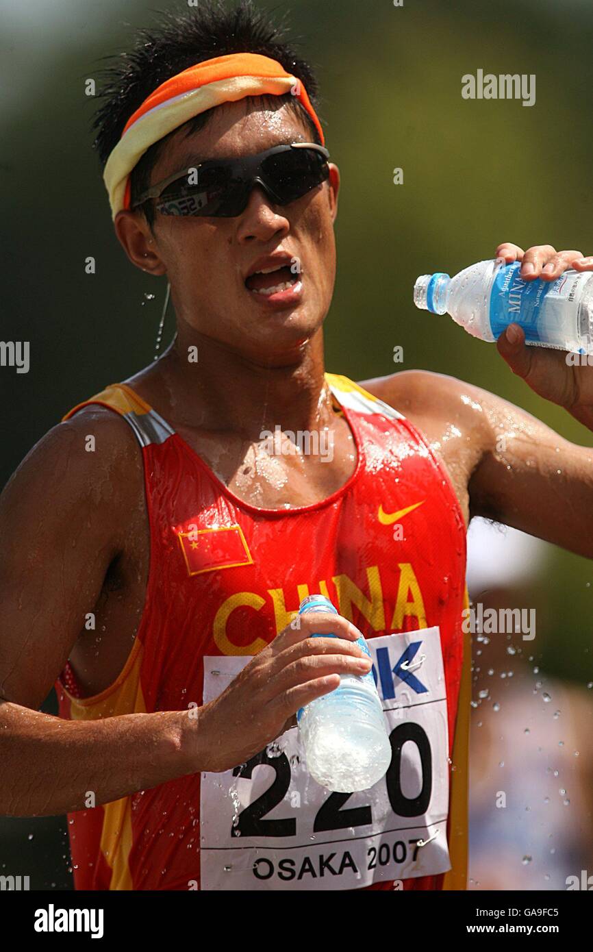 China's Chao Sun cools himself off during the Men's 50km Race Walk ...