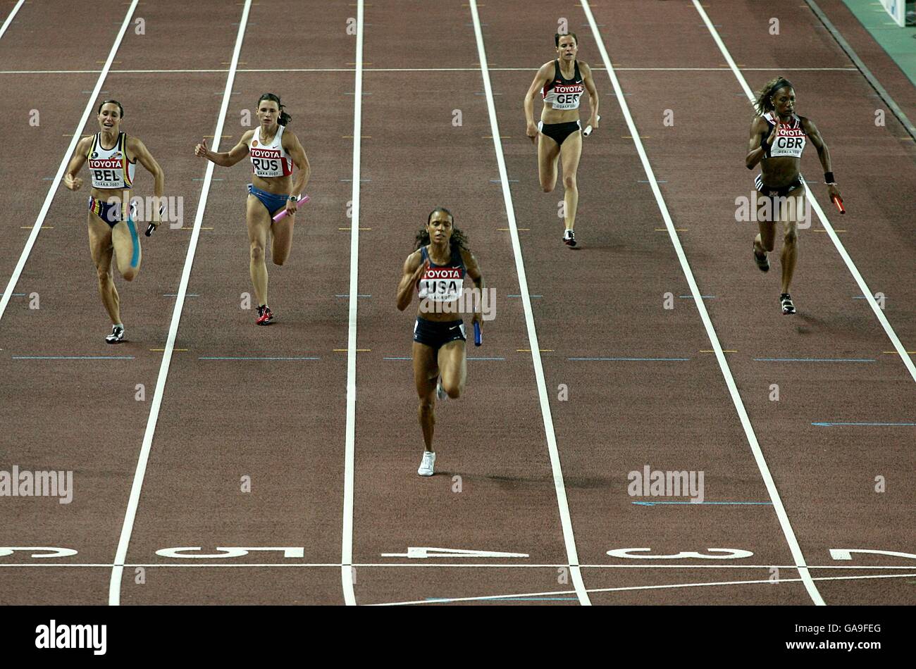 Athletics - IAAF World Athletics Championships - Osaka 2007 - Nagai Stadium. USA's Torri Edwards heads for the line in first place in the women's 4 x 100m relay Stock Photo