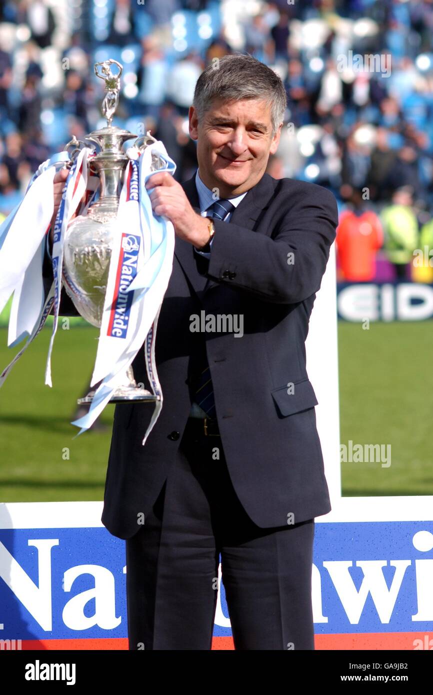 Soccer - Nationwide League Division One - Manchester City v Portsmouth. Manchester City chairman David Bernstein raises the First Division Championship Trophy Stock Photo