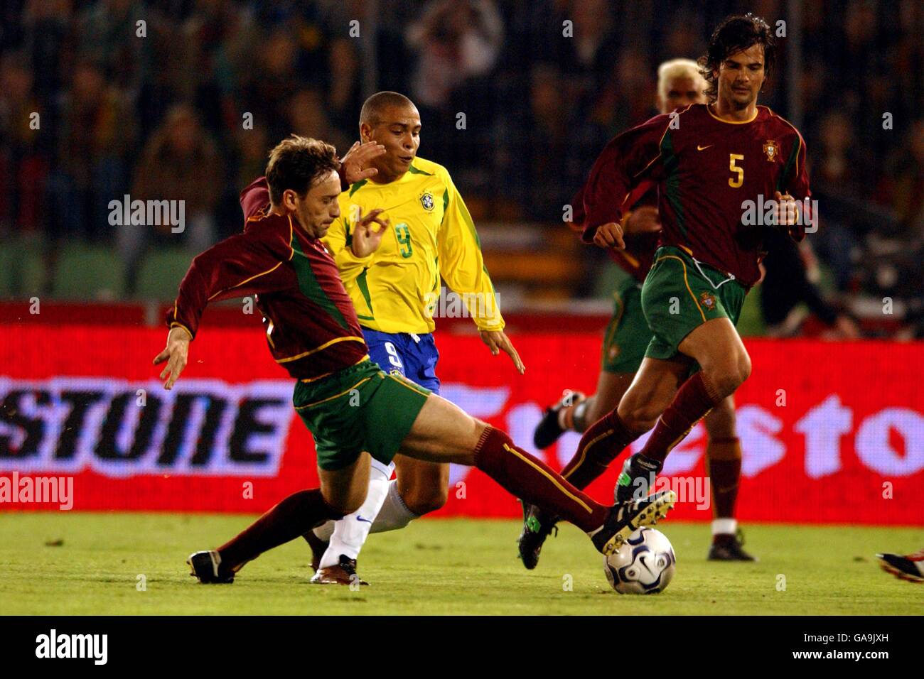 International Soccer - Friendly - Portugal v Brazil. Portugal's Paulo Bento (l) and Fernando Couto (r) combine to deny Brazil's Ronaldo Stock Photo