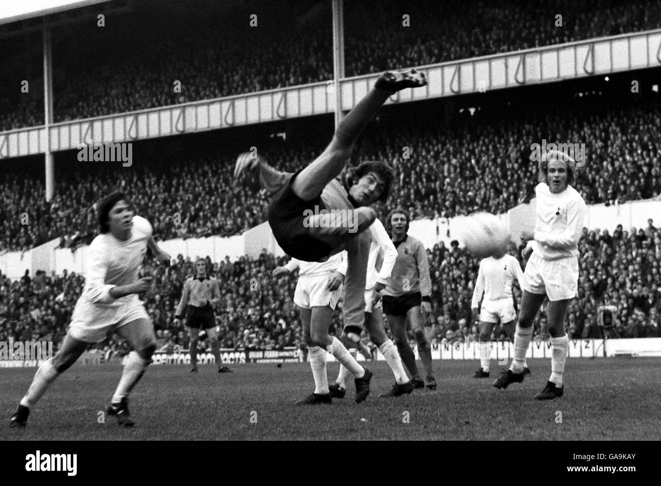 Soccer - Football League Division One - Tottenham Hotspur v Wolverhampton Wanderers. Wolverhampton Wanderers' John Richards (c) makes an acrobatic attempt on goal, watched by Tottenham Hotspur's Steve Perryman (l) Stock Photo