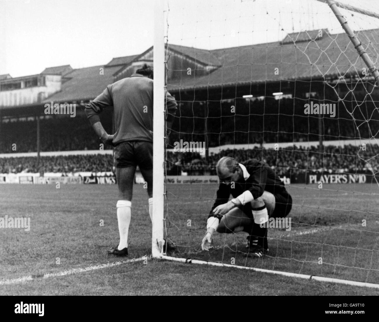 Referee AE Morrissey examines a hole in the Chelsea goalnet, made by Southampton's first goal Stock Photo