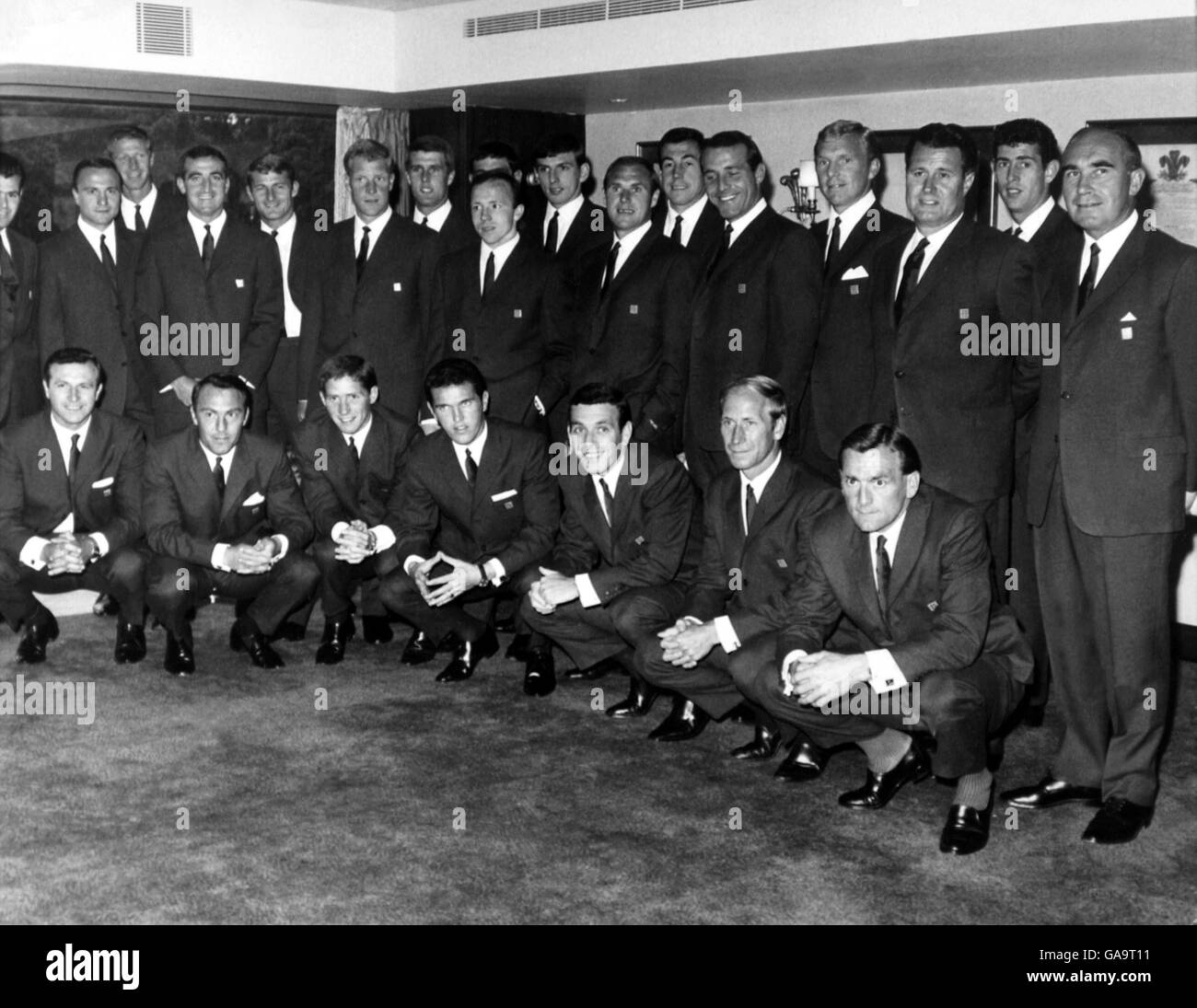 The England squad for the 1966 World Cup Finals: (back row, l-r) John Connelly, George Cohen, Jack Charlton, Gerry Byrne, Roger Hunt, Ron Flowers, Geoff Hurst, Nobby Stiles, Norman Hunter (hidden), Martin Peters, Ray Wilson, Gordon Banks, Ron Springett, Bobby Moore, Trainer Harold Shepherdson, Peter Bonetti, Manager Alf Ramsay (front row, l-r) Jimmy Armfield, Jimmy Greaves, Alan Ball, Terry Paine, Ian Callaghan, Bobby Charlton, George Eastham Stock Photo
