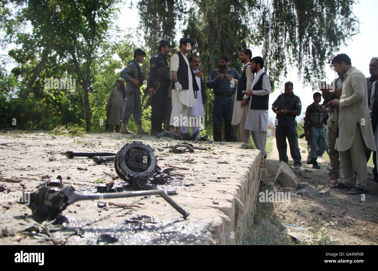 (160804) -- MEHTARLAM, Aug. 4, 2016 (Xinhua) -- Afghan security force members inspect the site of a blast in Mehtarlam, capital of Laghman province, Afghanistan, Aug. 4, 2016. One person was killed and five others wounded in a bomb attack targeting a provincial official in Mehtaralm city, capital of eastern Afghanistan's Laghman province on Thursday, sources said. (Xinhua/Rahman Safi)(yk) Stock Photo