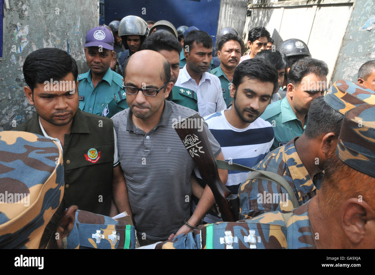 Dhaka, Bangladesh. 04th Aug, 2016. Bangladesh police escort former North South University teacher, Hasnat Karim (C-L)) and Canadian university student, Tahmid Hasib (C-R) towards the court as suspects in the Holey Artisan Bakery terror attack, in Dhaka on August 4, 2016. A British national and a student at a Canadian university who were dining at a Bangladeshi cafe when it was besieged by jihadists July 2, 2016, have been arrested on suspicion of involvement in the attack. Credit:  Sajjad Nayan/Alamy Live News Stock Photo