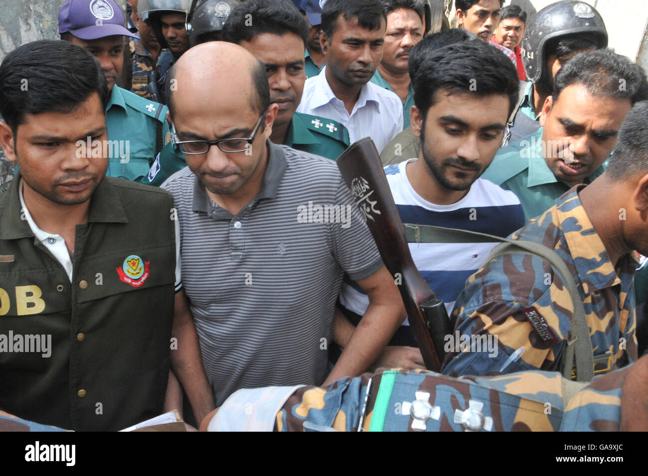 Dhaka, Bangladesh. 04th Aug, 2016. Bangladesh police escort former North South University teacher, Hasnat Karim (C-L)) and Canadian university student, Tahmid Hasib (C-R) towards the court as suspects in the Holey Artisan Bakery terror attack, in Dhaka on August 4, 2016. A British national and a student at a Canadian university who were dining at a Bangladeshi cafe when it was besieged by jihadists July 2, 2016, have been arrested on suspicion of involvement in the attack. Credit:  Sajjad Nayan/Alamy Live News Stock Photo