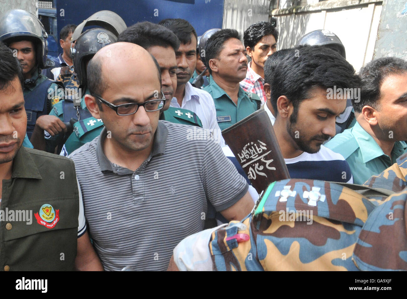 Dhaka, Bangladesh. 04th Aug, 2016. Bangladesh police escort former North South University teacher, Hasnat Karim (C-L)) and Canadian university student, Tahmid Hasib (C-R) towards the court as suspects in the Holey Artisan Bakery terror attack, in Dhaka on August 4, 2016. A British national and a student at a Canadian university who were dining at a Bangladeshi cafe when it was besieged by jihadists July 2, 2016, have been arrested on suspicion of involvement in the attack. Credit:  Sajjad Nayan/Alamy Live News Stock Photo