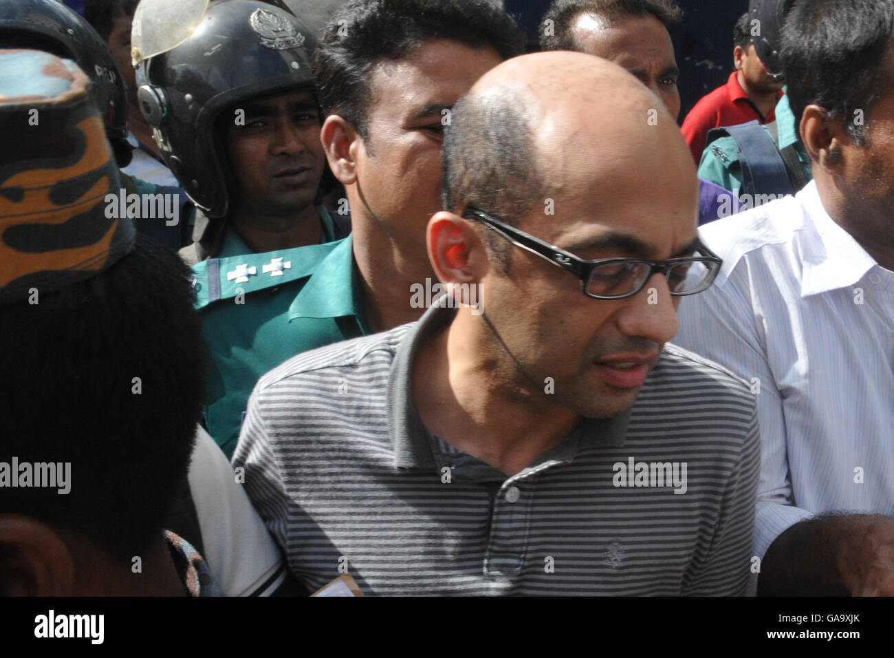 Dhaka, Bangladesh. 04th Aug, 2016. Bangladesh police escort former North South University teacher, Hasnat Karim (C) towards the court as suspects in the Holey Artisan Bakery terror attack, in Dhaka on August 4, 2016. A British national and a student at a Canadian university who were dining at a Bangladeshi cafe when it was besieged by jihadists July 2, 2016, have been arrested on suspicion of involvement in the attack. Credit:  Sajjad Nayan/Alamy Live News Stock Photo