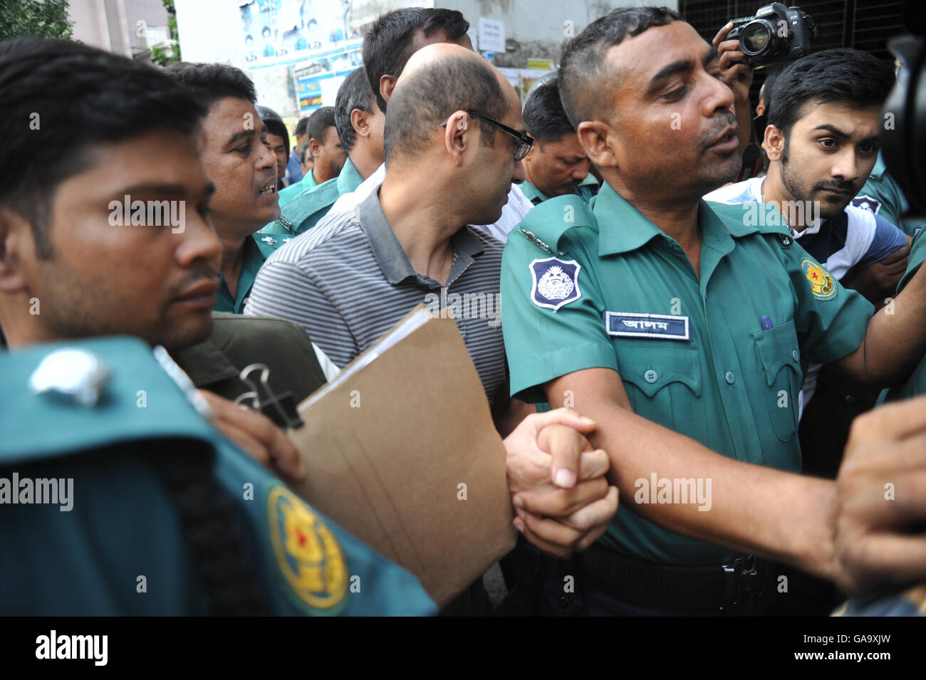 Dhaka, Bangladesh. 04th Aug, 2016. Bangladesh police escort former North South University teacher, Hasnat Karim (C-L)) and Canadian university student, Tahmid Hasib (C-R) towards the court as suspects in the Holey Artisan Bakery terror attack, in Dhaka on August 4, 2016. A British national and a student at a Canadian university who were dining at a Bangladeshi cafe when it was besieged by jihadists July 2, 2016, have been arrested on suspicion of involvement in the attack. Credit:  Sajjad Nayan/Alamy Live News Stock Photo