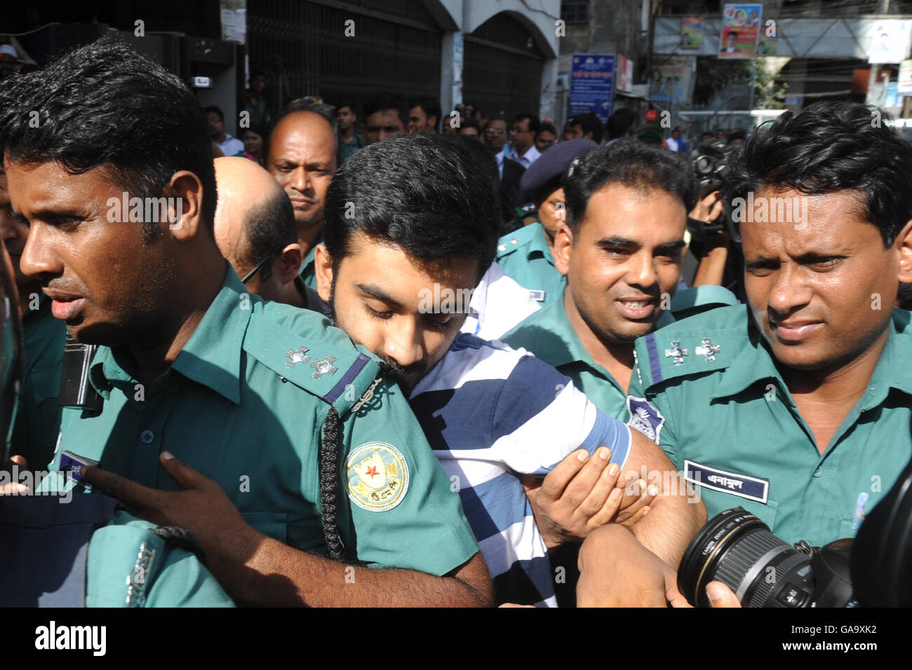 Dhaka, Bangladesh. 04th Aug, 2016. Bangladesh police escort Canadian university student, Tahmid Hasib (C) towards the court as suspects in the Holey Artisan Bakery terror attack, in Dhaka on August 4, 2016. A British national and a student at a Canadian university who were dining at a Bangladeshi cafe when it was besieged by jihadists July 2, 2016, have been arrested on suspicion of involvement in the attack. Credit:  Sajjad Nayan/Alamy Live News Stock Photo
