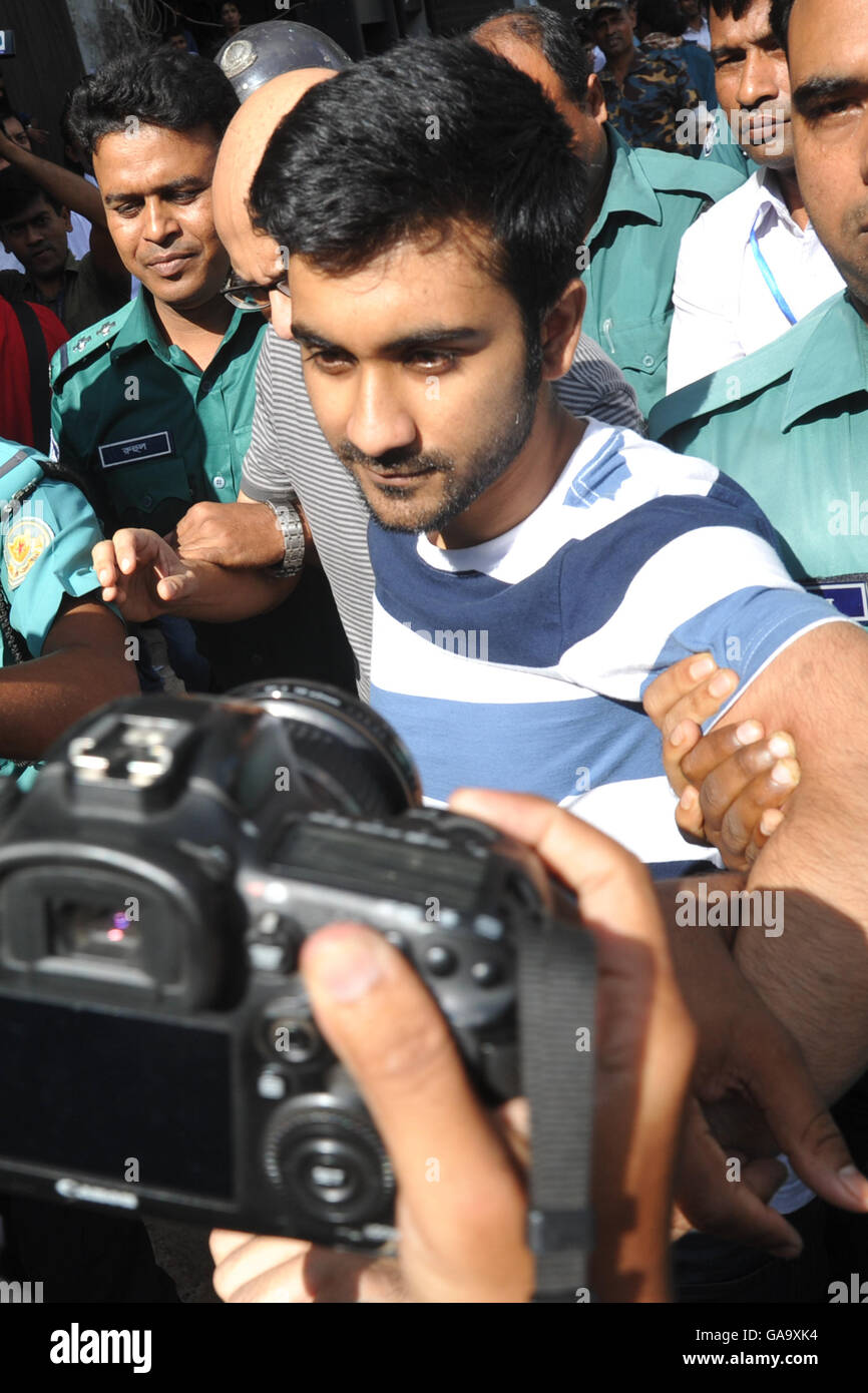 Dhaka, Bangladesh. 04th Aug, 2016. Bangladesh police escort Canadian university student, Tahmid Hasib (C) towards the court as suspects in the Holey Artisan Bakery terror attack, in Dhaka on August 4, 2016. A British national and a student at a Canadian university who were dining at a Bangladeshi cafe when it was besieged by jihadists July 2, 2016, have been arrested on suspicion of involvement in the attack. Credit:  Sajjad Nayan/Alamy Live News Stock Photo