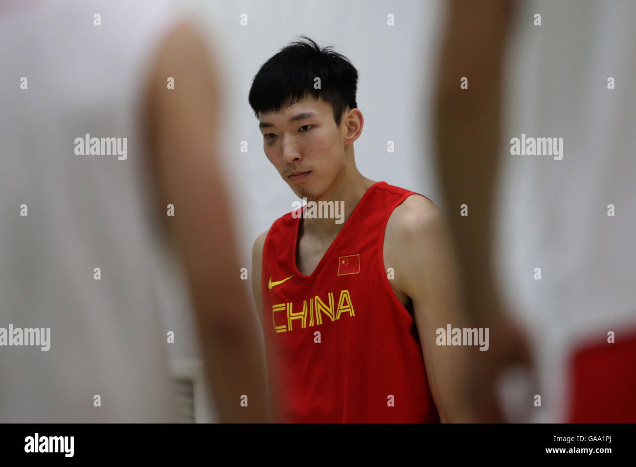 Zhou Qi Appeared At The Airport, Orange T-Shirt And Casual Pants.