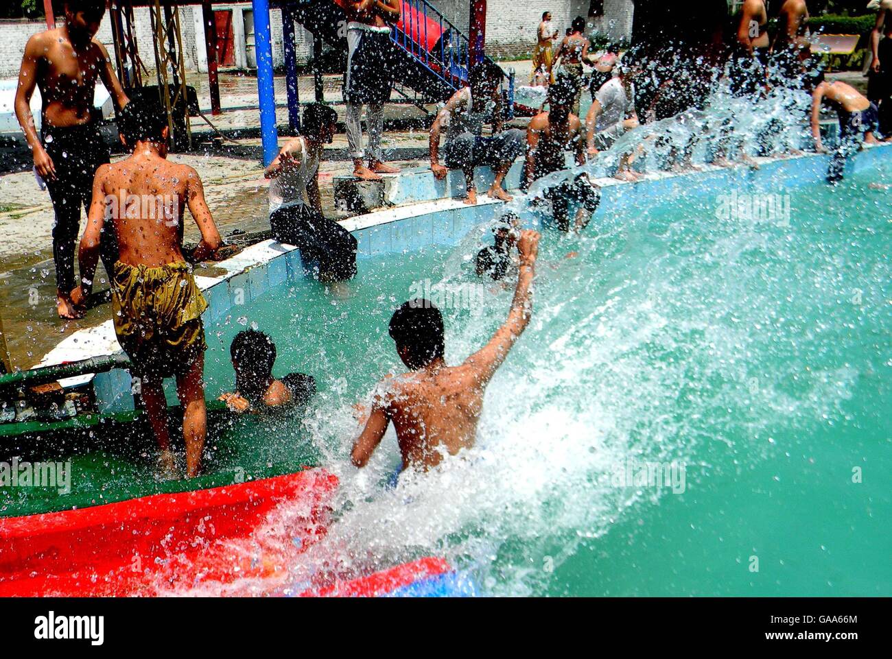 (160805) PESHAWAR (PAKISTAN), Aug. 5, 2016 (Xinhua) Boys cool