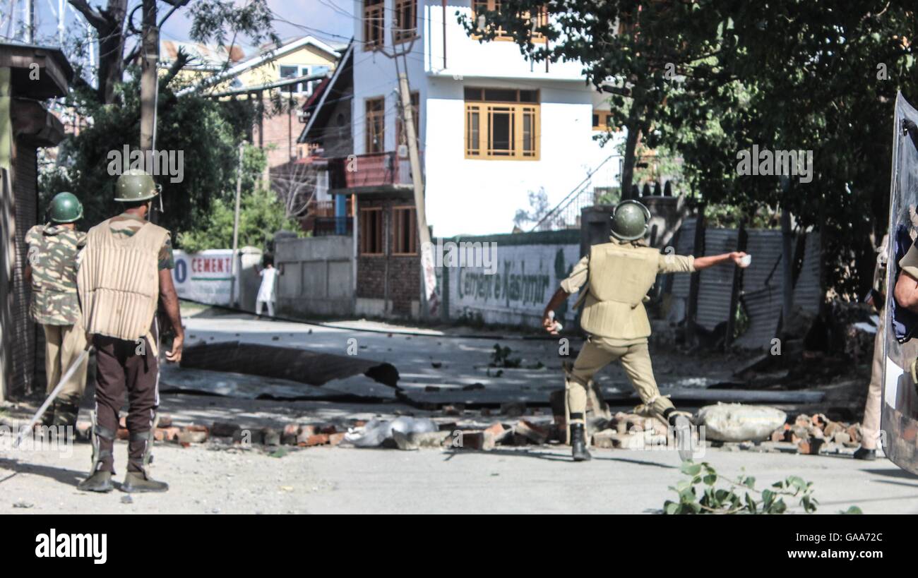 police officer face stone pelters during protest in natipora srinagar Stock Photo